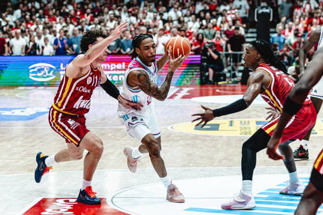 easyCredit Basketball Bundesliga, 4 Playoff Quarterfinals Fitness First Baskets Würzburg vs Telekom Baskets Bonn, 24 05 2026 Jalen Finch Telekom Baskets Bonn 0 vs Brae Ivey Würzburg 11 and Marcus Carr Würzburg 5 easyCredit Basketball Bundesliga, 4 Playoff Quarterfinals Fitness First Baskets Würzburg vs Telekom Baskets Bonn, 24 05 2026, Tectake Arena Würzburg Copyright: xBEAUTIFULxSPORTS Derixx