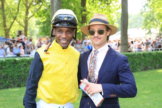 24 05 2026, Hoppegarten, Brandenburg, GER Jockey Eduardo Pedroza with actor Tom Schilling in the driving ring Galopprennbahn Hoppegarten 260524D702HOPPEGARTEN JPG