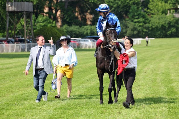 24 05 2026, Hoppegarten, Brandenburg, GER Gua Lipa with Andrea Ricupa, trainer Andreas Suborics and owner Nicole Safarowsky after winning the Diana Trial Galopprennbahn Hoppegarten 260524D715HOPPEGARTEN JPG