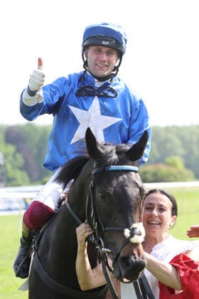 24 05 2026, Hoppegarten, Brandenburg, GER Gua Lipa with Andrea Ricupa after winning the Diana Trial Galopprennbahn Hoppegarten 260524D717HOPPEGARTEN JPG