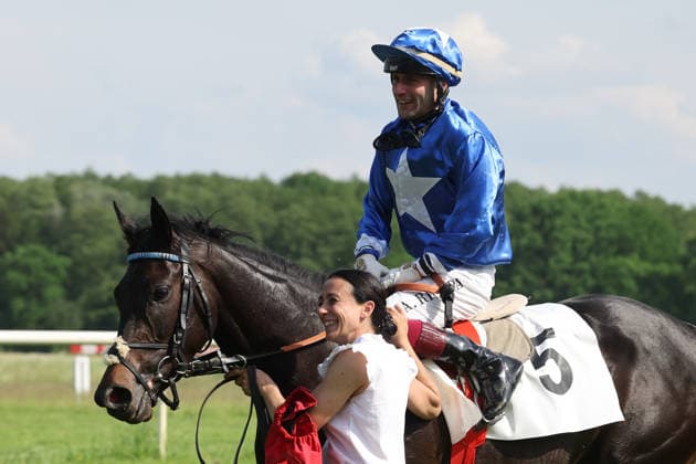 24 05 2026, Hoppegarten, Brandenburg, GER Gua Lipa with Andrea Ricupa after winning the Diana Trial Galopprennbahn Hoppegarten 260524D719HOPPEGARTEN JPG