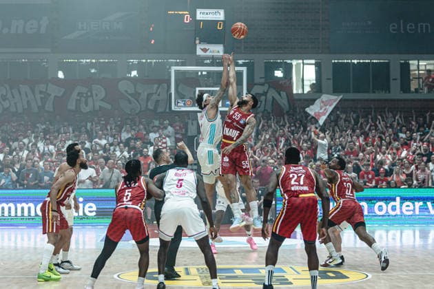 easyCredit Basketball Bundesliga, 4 Playoff Quarterfinals Fitness First Baskets Würzburg vs Telekom Baskets Bonn, 24 05 2026 Highball for the match easyCredit Basketball Bundesliga, 4 Playoff Quarterfinals Fitness First Baskets Würzburg vs Telekom Baskets Bonn, 24 05 2026, Tectake Arena Würzburg Copyright: xBEAUTIFULxSPORTS Derixx