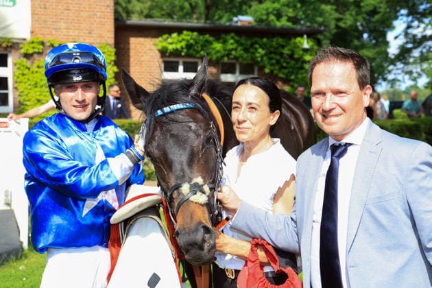 24 05 2026, Hoppegarten, Brandenburg, GER Gua Lipa with Andrea Ricupa and trainer Andreas Suborics after winning the Diana Trial Galopprennbahn Hoppegarten 260524D722HOPPEGARTEN JPG