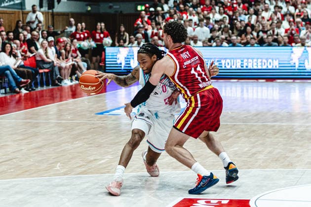 easyCredit Basketball Bundesliga, 4 Playoff Quarterfinals Fitness First Baskets Würzburg vs Telekom Baskets Bonn, 24 05 2026 Jalen Finch Telekom Baskets Bonn 0 and Brae Ivey Würzburg 11 easyCredit Basketball Bundesliga, 4 Playoff Quarterfinals Fitness First Baskets Würzburg vs Telekom Baskets Bonn, 24 05 2026, Tectake Arena Würzburg Copyright: xBEAUTIFULxSPORTS Derixx