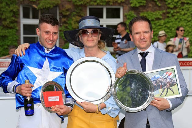 24 05 2026, Hoppegarten, Brandenburg, GER Award ceremony Gua Lipa with Andrea Ricupa wins the Diana Trial Galopprennbahn Hoppegarten 260524D726HOPPEGARTEN JPG