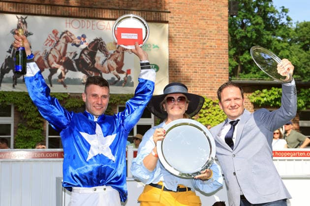24 05 2026, Hoppegarten, Brandenburg, GER Award ceremony Gua Lipa with Andrea Ricupa wins the Diana Trial Galopprennbahn Hoppegarten 260524D726HOPPEGARTEN JPG