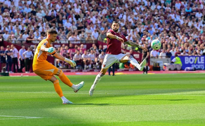 West Ham United v Leeds United, London, UK - 24 May 2026 Valentin Castellanos of West Ham United and Karl Darlow goalkeeper of Leeds United during the Premier League match between West Ham United and Leeds United at The London Stadium, London on 24 May 2026. ( London The London Stadium London England Copyright: xAlanxStanford PPAUKx PPA-277243