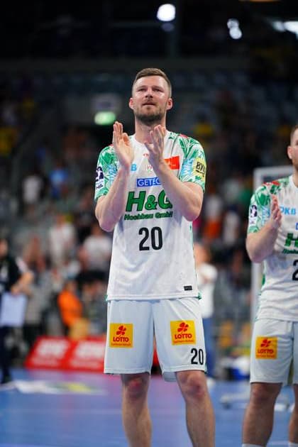 Philipp Weber 20 SC Magdeburg claps his hands after the match in the SAP Arena Wearing a white jersey with a green pattern, he stands on the pitch and looks up Philipp Weber 20 SC Magdeburg applauds in the SAP Arena Copyright: xspeedshotx