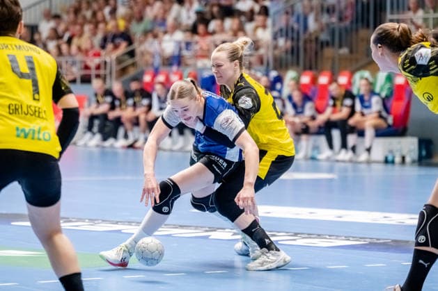 Blomberg, 24 05 2026, Handball, Women, Alsco Handball Bundesliga, Playoff, Final Game 2, 2025 2026 HSG Blomberg Lippe BVB Borussia Dortmund Nieke Kühne HSG Blomberg Lippe, 9 in duel with Emma Olsson BVB, 29 Blomberg Sporthalle an der Ulmenallee NRW Germany