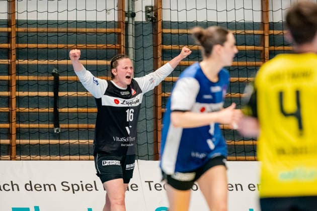 Blomberg, 24 05 2026, Handball, Women, Alsco Handball Bundesliga, Playoff, Final Game 2, 2025 2026 HSG Blomberg Lippe BVB Borussia Dortmund Melanie Veith HSG Blomberg Lippe, 16 cheers after a parade Blomberg Sporthalle an der Ulmenallee NRW Germany