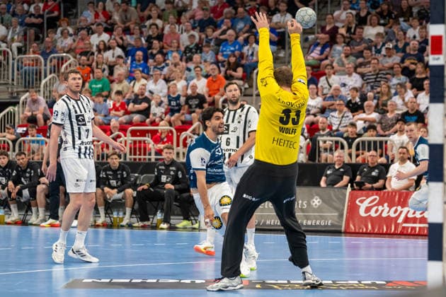Eloy Morante Maldonado Bergischer HC 06, 33 fails Andreas Wolff THW Kiel, 33 Bergischer HC vs THW KIel, Handball, DAIKIN HBL, Matchday 32, Season 2025 2026, 24 05 2026 Bergischer HC vs THW Kiel, Handball, DAIKIN HBL, Matchday 32, Season 2025 2026, 24 05 2026 Duesseldorf Copyright: xEibner-Pressefoto ThomasxHaeslerx EP_THR