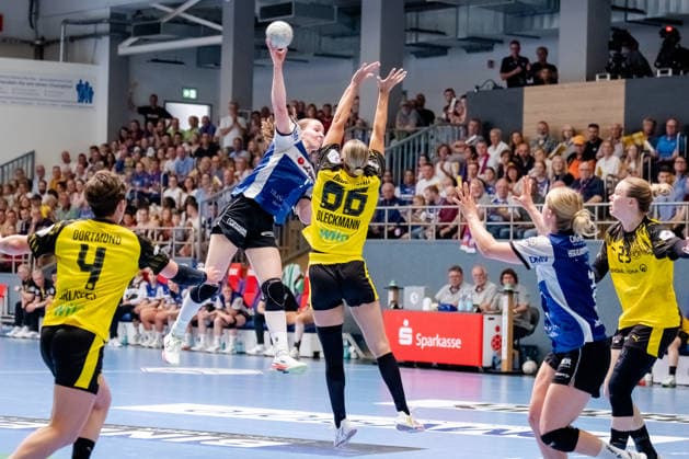 Blomberg, 24 05 2026, Handball, Women, Alsco Handball Bundesliga, Playoff, Final Game 2, 2025 2026 HSG Blomberg Lippe BVB Borussia Dortmund Nieke Kühne HSG Blomberg Lippe, 9 on a throw from the back Blomberg Sporthalle an der Ulmenallee NRW Germany