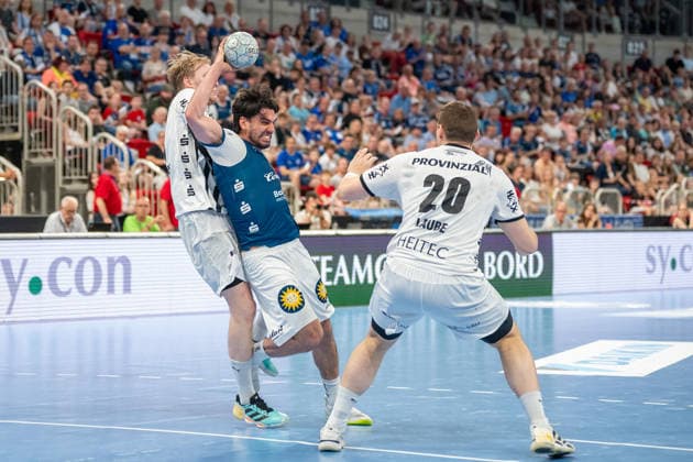 Duel between Eric Johansson THW Kiel, 21 and Eloy Morante Maldonado Bergischer HC 06, 33 Next to Lukas Laube THW Kiel, 20 Bergischer HC vs THW KIel, Handball, DAIKIN HBL, Matchday 32, Season 2025 2026, 24 05 2026 Bergischer HC vs THW Kiel, Handball, DAIKIN HBL, Matchday 32, Season 2025 2026, 24 05 2026 Duesseldorf Copyright: xEibner-Pressefoto ThomasxHaeslerx EP_THR
