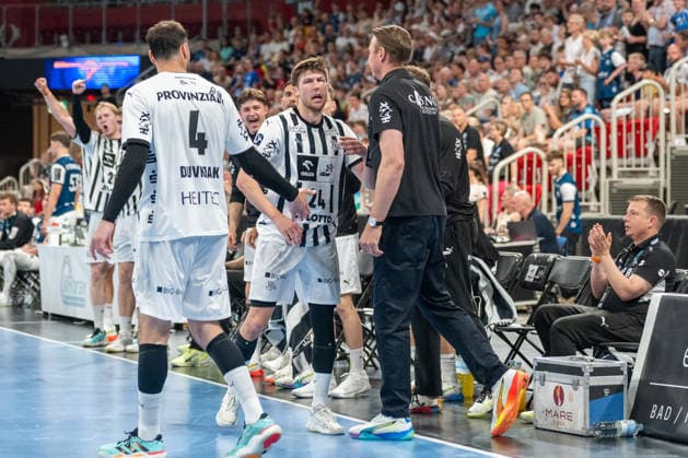 Lukas Zerbe THW Kiel, 24 celebrates a goal next to Domagoj Duvnjak THW Kiel, 04 and Filip Jicha THW Kiel, Coach Bergischer HC vs THW KIel, Handball, DAIKIN HBL, Matchday 32, Season 2025 2026, 24 05 2026 Bergischer HC vs THW Kiel, Handball, DAIKIN HBL, Matchday 32, Season 2025 2026, 24 05 2026 Duesseldorf Copyright: xEibner-Pressefoto ThomasxHaeslerx EP_THR