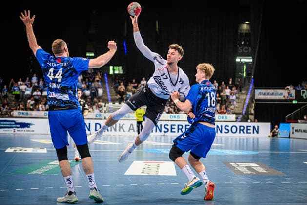 Sport Bilder des Tages Marko Grgic (SG Flensburg-Handewitt, 17) zwischen Lenny Rubin (TVB Stuttgart, 44), li. und Linus Schmid (TVB Stuttgart, 18), re. GER, TVB Stuttgart - SG Flensburg-Handewitt, DAIKIN HBL, Handball, Bundesliga, 32. Spieltag, Spielzeit 2025 2026, 24.05.2026 GER, TVB Stuttgart - SG Flensburg-Handewitt, DAIKIN HBL, Handball, Bundesliga, 32. Spieltag, Spielzeit 2025 2026, 24.05.2026 Stuttgart *** Marko Grgic SG Flensburg Handewitt, 17 between Lenny Rubin TVB Stuttgart, 44 , left and Linus Schmid TVB Stuttgart, 18 , right GER, TVB Stuttgart SG Flensburg Handewitt, DAIKIN HBL, Handball, Bundesliga, 32 Matchday, Season 2025 2026, 24 05 2026 GER, TVB Stuttgart SG Flensburg Handewitt, DAIKIN HBL, Handball, Bundesliga, 32 Matchday, Season 2025 2026, 24 05 2026 Stuttgart Copyright: xSandyxDinkelackerx EP_SDR