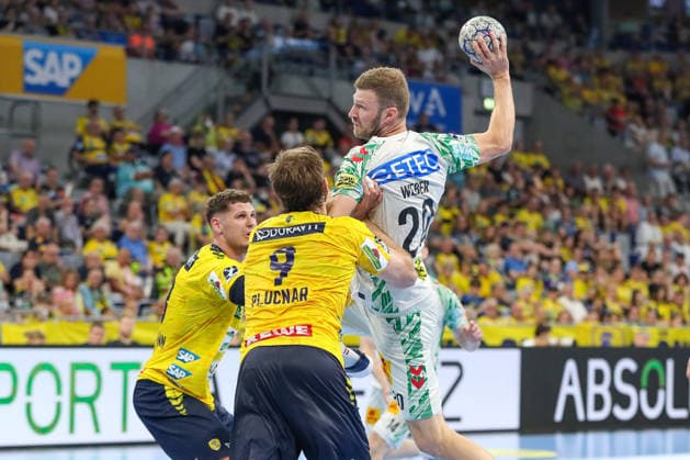 24 05 2026, xgox, Handball Daikin HBL Rhein Neckar Löwen SC Magdeburg emspor, v l Sebastian Heymann Rhein Neckar Loewen, 13 , Philipp Weber Magdeburg, 20 , Tim Zechel Magdeburg, 9 duel, duel, fight, tackle Mannheim