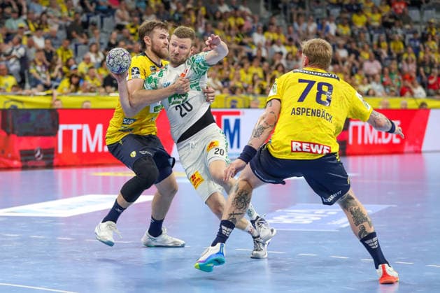 24 05 2026, xgox, Handball Daikin HBL Rhein Neckar Löwen SC Magdeburg emspor, v l Steven Plucnar Jacobsen Rhein Neckar Loewen, 9 , Philipp Weber Magdeburg, 20 , Edwin Aspenbaeck Rhein Neckar Loewen, 78 duel, duel, fight, tackle Mannheim