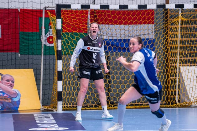 HSG Blomberg Lippe GER vs Borussia Dortmund GER Handball, 1 Handball Bundesliga Women, Final, Game 2, 24 5 2026, Season 2025 2026, Blomberg Melanie Veith HSG Blomberg Lippe, 16 cheers after a parade Blomberg Sporthalle an der Ulmenallee Germany