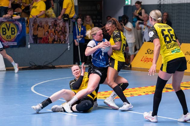 HSG Blomberg Lippe GER vs Borussia Dortmund GER Handball, 1 Handball Bundesliga Women, Final, Match 2, 24 5 2026, Season 2025 2026, Blomberg Maxi Muehlner HSG Blomberg Lippe, 10 in duel with Deborah Lassource Borussia Dortmind, 22 Blomberg Sporthalle an der Ulmenallee Germany