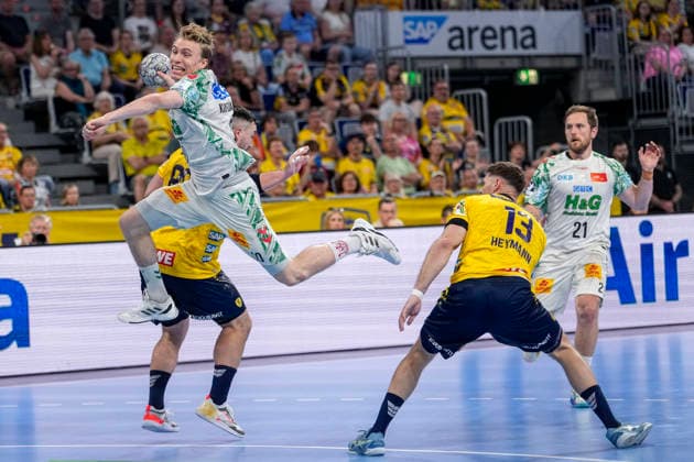 from left Jannik Kohlbacher RNL, 80 , Gisli Thorgeir Kristjansson SCM, 10 , Sebastian Heymann RNL, 13 , during jump shot, throw, goal shot, action, action, game scene, 24 05 2026, Mannheim Germany , Handball, Bundesliga, Rhein Neckar Löwen SC Magdeburg xozx