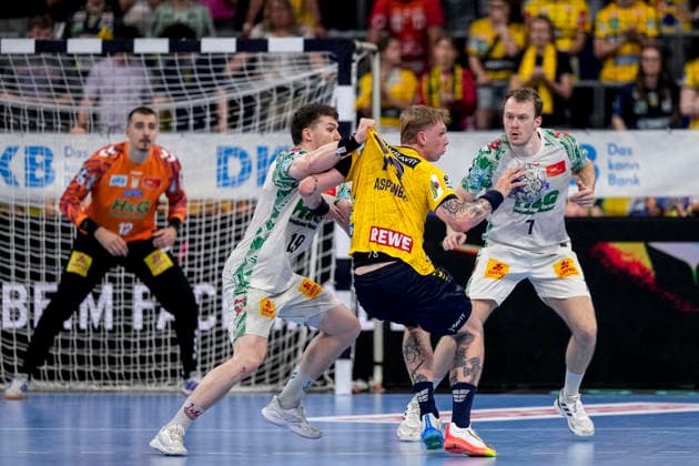 from left Elvar Örn Jonsson SCM, 19 , Edwin Aspenbäck RNL, 78 , Felix Claar SCM, 7 , duel, duel, tackle, tackling, dynamics, action, action, 24 05 2026, Mannheim Germany , Handball, Bundesliga, Rhein Neckar Löwen SC Magdeburg xozx