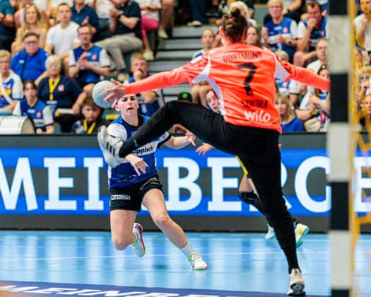 L R Ona Vegue HSG Blomberg Lippe, 14 in goal throw against Melina Szikora Borussia Dortmund, 07 GER, HSG Blomberg Lippe vs Borussia Dortmund, Handball, 1 Bundesliga Women, Play Offs, Final, Game 2, 24 05 2026 GER, HSG Blomberg Lippe vs Borussia Dortmund, Handball, 1 Bundesliga Women, Play Offs, Final, Game 2, 24 05 2026 Blomberg Copyright: xEibner-Pressefoto JanxRollingerx EP_JSK