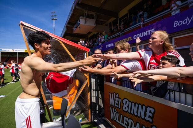 VOLENDAM - Takehiro Tomiyasu of AFC Ajax gives his shirt and shoes to AFC Ajax supporters after the Conference League play-off final match between AFC Ajax and FC Utrecht at the Kras Stadium on May 24, 2026, in Volendam, the Netherlands. SONNY LENSEN ANP Play-offs Conference League - FINAL 2025-2026 xVIxANPxSportx xxANPxIVx 559244094 originalFilename: 559244094.jpg