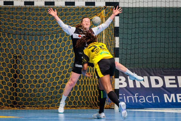 L R Melanie Veith HSG Blomberg Lippe, 16 , Deborah Lassource Borussia Dortmund, 22 takes a seven-meter penalty GER, HSG Blomberg Lippe vs Borussia Dortmund, Handball, 1 Bundesliga Women, Play Offs, Final, Game 2, 24 05 2026 GER, HSG Blomberg Lippe vs Borussia Dortmund, Handball, 1 Bundesliga Women, Play Offs, Final, Game 2, 24 05 2026 Blomberg Copyright: xEibner-Pressefoto JanxRollingerx EP_JSK