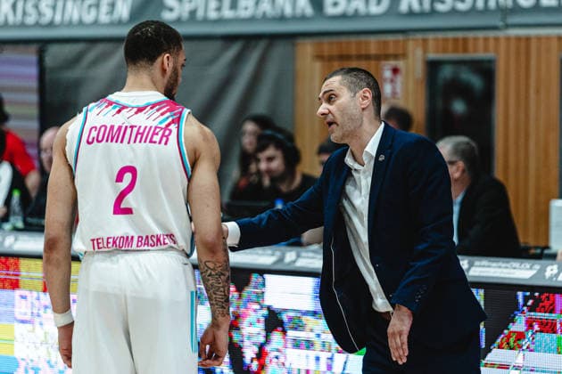easyCredit Basketball Bundesliga, 4 Playoff Quarterfinals Fitness First Baskets Würzburg vs Telekom Baskets Bonn, 24 05 2026 Marko Stankovic Telekom Baskets Bonn Head Coach with the extra message to Alijah Comithier Telekom Baskets Bonn 2 easyCredit Basketball Bundesliga, 4 Playoff Quarterfinals Fitness First Baskets Würzburg vs Telekom Baskets Bonn, 24 05 2026, Tectake Arena Würzburg Copyright: xBEAUTIFULxSPORTS Derixx