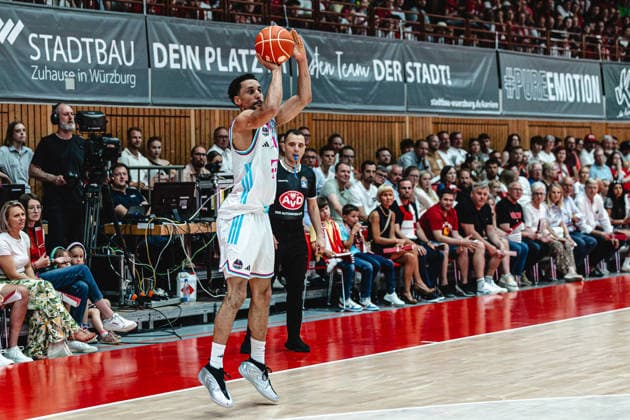 easyCredit Basketball Bundesliga, 4 Playoff Quarterfinals Fitness First Baskets Würzburg vs Telekom Baskets Bonn, 24 05 2026 Joel Aminu Telekom Baskets Bonn 21 on a free three easyCredit Basketball Bundesliga, 4 Playoff Quarterfinals Fitness First Baskets Würzburg vs Telekom Baskets Bonn, 24 05 2026, Tectake Arena Würzburg Copyright: xBEAUTIFULxSPORTS Derixx