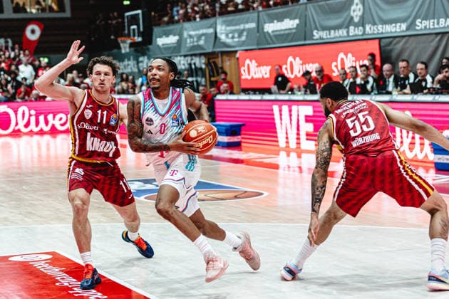 easyCredit Basketball Bundesliga, 4 Playoff Quarterfinals Fitness First Baskets Würzburg vs Telekom Baskets Bonn, 24 05 2026 Jalen Finch Telekom Baskets Bonn 0 vs Brae Ivey Würzburg 11 and David Muenkat Würzburg 55 easyCredit Basketball Bundesliga, 4 Playoff Quarterfinals Fitness First Baskets Würzburg vs Telekom Baskets Bonn, 24 05 2026, Tectake Arena Würzburg Copyright: xBEAUTIFULxSPORTS Derixx
