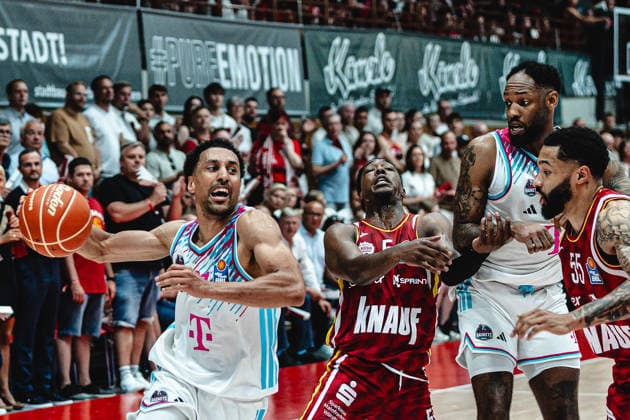 easyCredit Basketball Bundesliga, 4 Playoff Quarterfinals Fitness First Baskets Würzburg vs Telekom Baskets Bonn, 24 05 2026 Joel Aminu Telekom Baskets Bonn 21 strips Marcus Carr Würzburg 5 on defense easyCredit Basketball Bundesliga, 4 Playoff Quarterfinals Fitness First Baskets Würzburg vs Telekom Baskets Bonn, 24 05 2026, Tectake Arena Würzburg Copyright: xBEAUTIFULxSPORTS Derixx