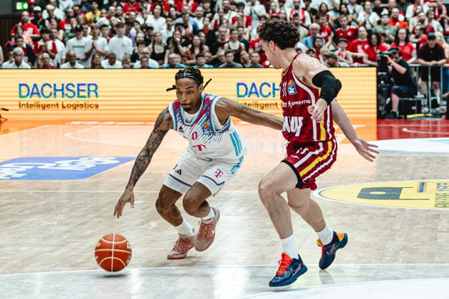 easyCredit Basketball Bundesliga, 4 Playoff Quarterfinals Fitness First Baskets Würzburg vs Telekom Baskets Bonn, 24 05 2026 Jalen Finch Telekom Baskets Bonn 0 vs Brae Ivey Würzburg 11 easyCredit Basketball Bundesliga, 4 Playoff Quarterfinals Fitness First Baskets Würzburg vs Telekom Baskets Bonn, 24 05 2026, Tectake Arena Würzburg Copyright: xBEAUTIFULxSPORTS Derixx