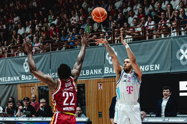 easyCredit Basketball Bundesliga, 4 Playoff Quarterfinals Fitness First Baskets Würzburg vs Telekom Baskets Bonn, 24 05 2026 Alijah Comithier Telekom Baskets Bonn 2 shoots over Johnathan Stove Würzburg 22 easyCredit Basketball Bundesliga, 4 Playoff Quarterfinals Fitness First Baskets Würzburg vs Telekom Baskets Bonn, 24 05 2026, Tectake Arena Würzburg Copyright: xBEAUTIFULxSPORTS Derixx