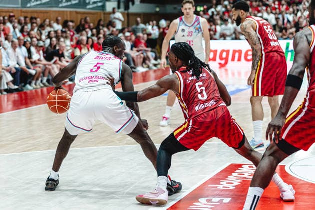 easyCredit Basketball Bundesliga, 4 Playoff Quarterfinals Fitness First Baskets Würzburg vs Telekom Baskets Bonn, 24 05 2026 Tylan Birts Telekom Baskets Bonn 5 and Marcus Carr Würzburg 5 easyCredit Basketball Bundesliga, 4 Playoff Quarterfinals Fitness First Baskets Würzburg vs Telekom Baskets Bonn, 24 05 2026, Tectake Arena Würzburg Copyright: xBEAUTIFULxSPORTS Derixx