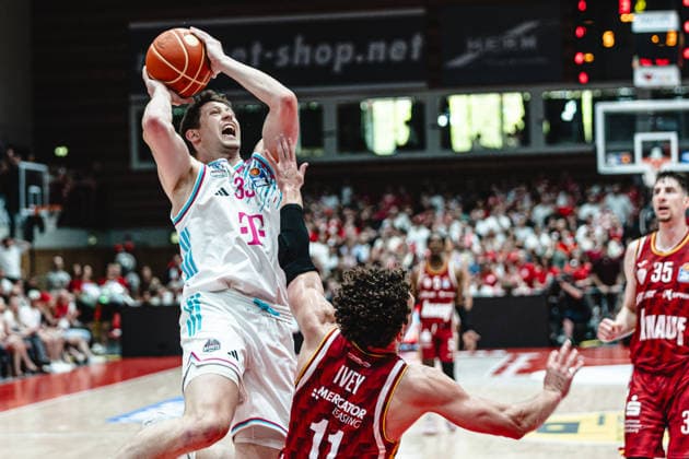 easyCredit Basketball Bundesliga, 4 Playoff Quarterfinals Fitness First Baskets Würzburg vs Telekom Baskets Bonn, 24 05 2026 Patrick Heckmann Telekom Baskets Bonn 33 draws the foul against Brae Ivey Würzburg 11 easyCredit Basketball Bundesliga, 4 Playoff Quarterfinals Fitness First Baskets Würzburg vs Telekom Baskets Bonn, 24 05 2026, Tectake Arena Würzburg Copyright: xBEAUTIFULxSPORTS Derixx
