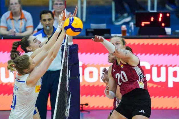 2026-05-24 Netherlands v Germany - Four Nations Cup APELDOORN, NETHERLANDS - MAY 24: Laura Jansen of The Netherlands, Britte Stuut of The Netherlands, Lena Kindermann of Germany during the Four Nations Cup match between Netherlands and Germany at Omnisport on May 24, 2026 in Apeldoorn, Netherlands. Apeldoorn Omnisport Netherlands Content not available for redistribution in The Netherlands directly or indirectly through any third parties. Copyright: xAndrexWeeningx