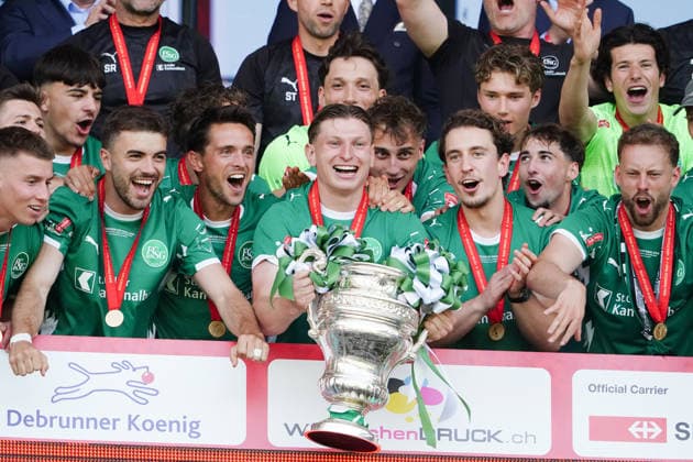 24 05 2026 Bern Switzerland Soccer Men Sason 2025 2026 Cupfinal FC St Gallen FC Stade Lausanne Ouchy St Gallen is cup winner Picture, Alessandro Vogt with trophy