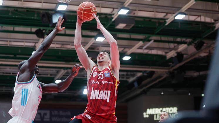 In the picture from left Kur Jongkuch Telekom Baskets Bonn, 15 against the basket shot of Alen Pjanic Wuerzburg Baskets, 35 24 05 2026, Basketball, Fitness First Wuerzburg Baskets vs Telekom Baskets Bonn, easyCredit BBL Playoffs, 4 Quarterfinals, Germany, 97072, tectake Arena Wuerzburg, Copyright: HMBxMedia xJulienxBecker