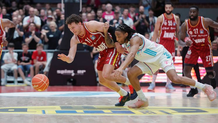 In the picture from left Brae Ivey Wuerzburg Baskets, 11 stealt Jalen Finch Telekom Baskets Bonn, 0 24 05 2026, Basketball, Fitness First Wuerzburg Baskets vs Telekom Baskets Bonn, easyCredit BBL Playoffs, 4 Quarterfinals, Germany, 97072, tectake Arena Wuerzburg, Copyright: HMBxMedia xJulienxBecker