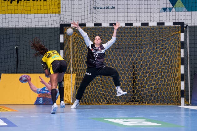 HSG Blomberg Lippe GER vs Borussia Dortmund GER Handball, 1 Handball Bundesliga Women, Final, Game 2, 24 5 2026, Season 2025 2026, Blomberg Deborah Lassource Borussia Dortmind, 22 at a 7 meter throw against Lara Lepschi HSG Blomberg Lippe, 27 Blomberg Sporthalle an der Ulmenallee Germany