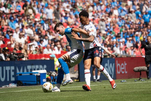 Ethan Pye (L) holding off Mason Burstow (R) during, Bolton Wanderers vs Stockport County at Wembley Stadium in London, United Kingdom (Photo by Elliot Legg Sports Press Photo)  Copyright: xElliotxLegg SportsxPressxPhotox Sportspressphoto_153995