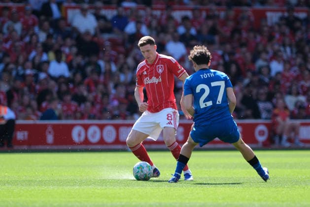 NOTTINGHAM, ENGLAND - May 24 : Elliot Anderson of Nottingham Forest under pressure from Alex Toth of Bournemouth during the Premier league football match between Nottingham Forest and Bournemouth at the City Ground on May 24, 2026 in Nottingham, England.  Copyright: xPaulxBonserx xSportsxPressxPhotox Sportspressphoto_154017
