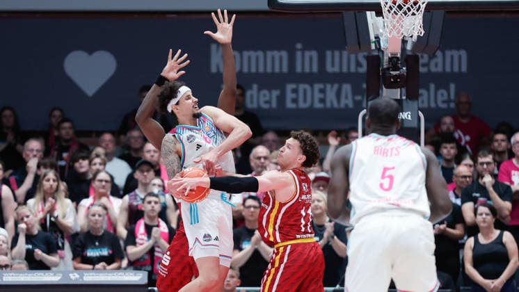 In the picture from left Charles Thompson Wuerzburg Baskets, 32 , Michael Kessens Telekom Baskets Bonn, 6 and Brae Ivey Wuerzburg Baskets, 11 with the steal 24 05 2026, Basketball, Fitness First Wuerzburg Baskets vs Telekom Baskets Bonn, easyCredit BBL Playoffs, 4 Quarterfinals, Germany, 97072, tectake Arena Wuerzburg, Copyright: HMBxMedia xJulienxBecker