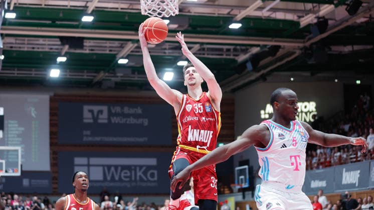 In the picture from left Alen Pjanic Wuerzburg Baskets, 35 with the basketball against Tyler Birts Telekom Baskets Bonn, 5 24 05 2026, Basketball, Fitness First Wuerzburg Baskets vs Telekom Baskets Bonn, easyCredit BBL Playoffs, 4 Quarterfinals, Germany, 97072, tectake Arena Wuerzburg, Copyright: HMBxMedia xJulienxBecker