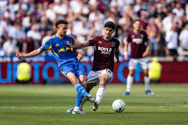 24th May 2026; London Stadium, London, England; Premier League Football, West Ham United versus Leeds United; Ethan Ampadu of Leeds United passes the ball under pressure from Mateus Fernandes of West Ham GodfreyxPitt