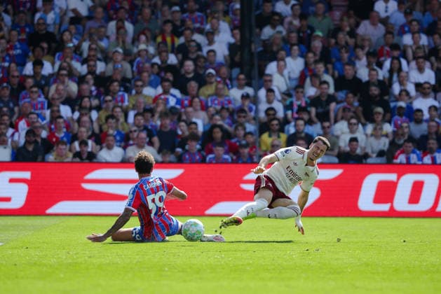 Premier League 2025 26 Crystal Palace v Arsenal Selhurst Park Stadium 24.05.2026 Gabriel Martinelli of Arsenal and Rio Cardines of Crystal Palace Premier League 2025 26 Crystal Palace v Arsenal Selhurst Park Stadium 24.05.2026 Photograph By Marc Aspland The Times  Copyright: xMarcxAsplandx NINTCHDBPICT001083594577