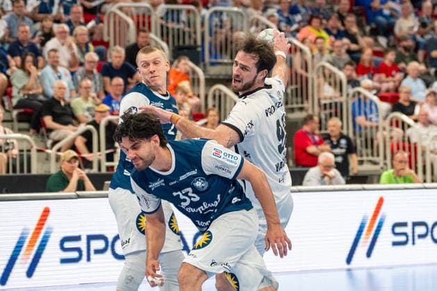 duel between Noah Beyer Bergischer HC 06, 02 , Eloy Morante Maldonado Bergischer HC 06, 33 and Veron Nacinovic THW Kiel, 93 Bergischer HC vs THW KIel, Handball, DAIKIN HBL, Matchday 32, Season 2025 2026, 24 05 2026 Bergischer HC vs THW Kiel, Handball, DAIKIN HBL, Matchday 32, Season 2025 2026, 24 05 2026 Duesseldorf Copyright: xEibner-Pressefoto ThomasxHaeslerx EP_THR