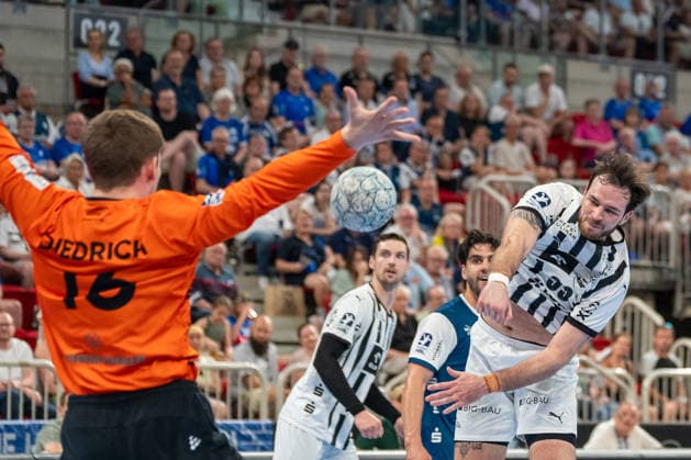 Veron Nacinovic THW Kiel, 93 throwing against Lukas Diedrich Bergischer HC 06, 16 Bergischer HC vs THW KIel, Handball, DAIKIN HBL, Matchday 32, Season 2025 2026, 24 05 2026 Bergischer HC vs THW Kiel, Handball, DAIKIN HBL, Matchday 32, Season 2025 2026, 24 05 2026 Duesseldorf Copyright: xEibner-Pressefoto ThomasxHaeslerx EP_THR