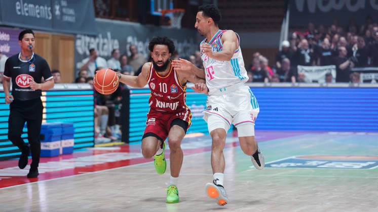 In the picture from left Davion Mintz Wuerzburg Baskets, 10 on the ball against Joel Aminu Telekom Baskets Bonn, 21 24 05 2026, Basketball, Fitness First Wuerzburg Baskets vs Telekom Baskets Bonn, easyCredit BBL Playoffs, 4 Quarterfinals, Germany, 97072, tectake Arena Wuerzburg, Copyright: HMBxMedia xJulienxBecker